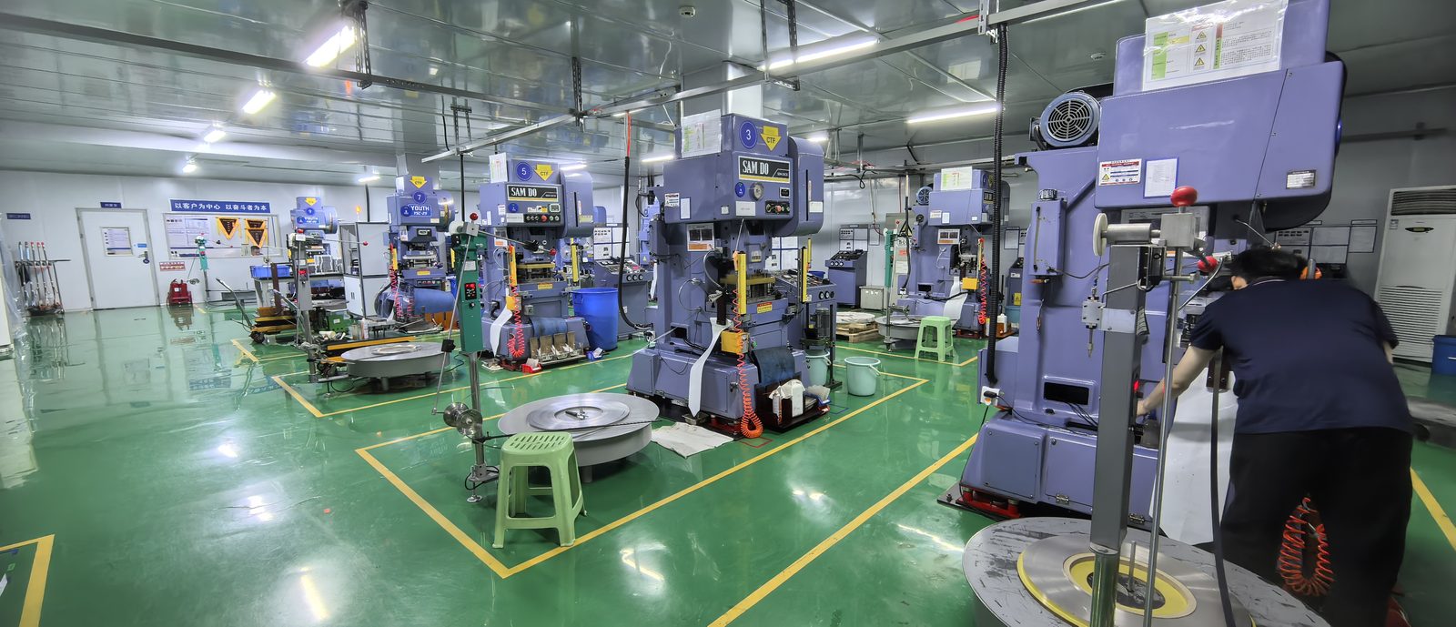 Stamping shop, general view
