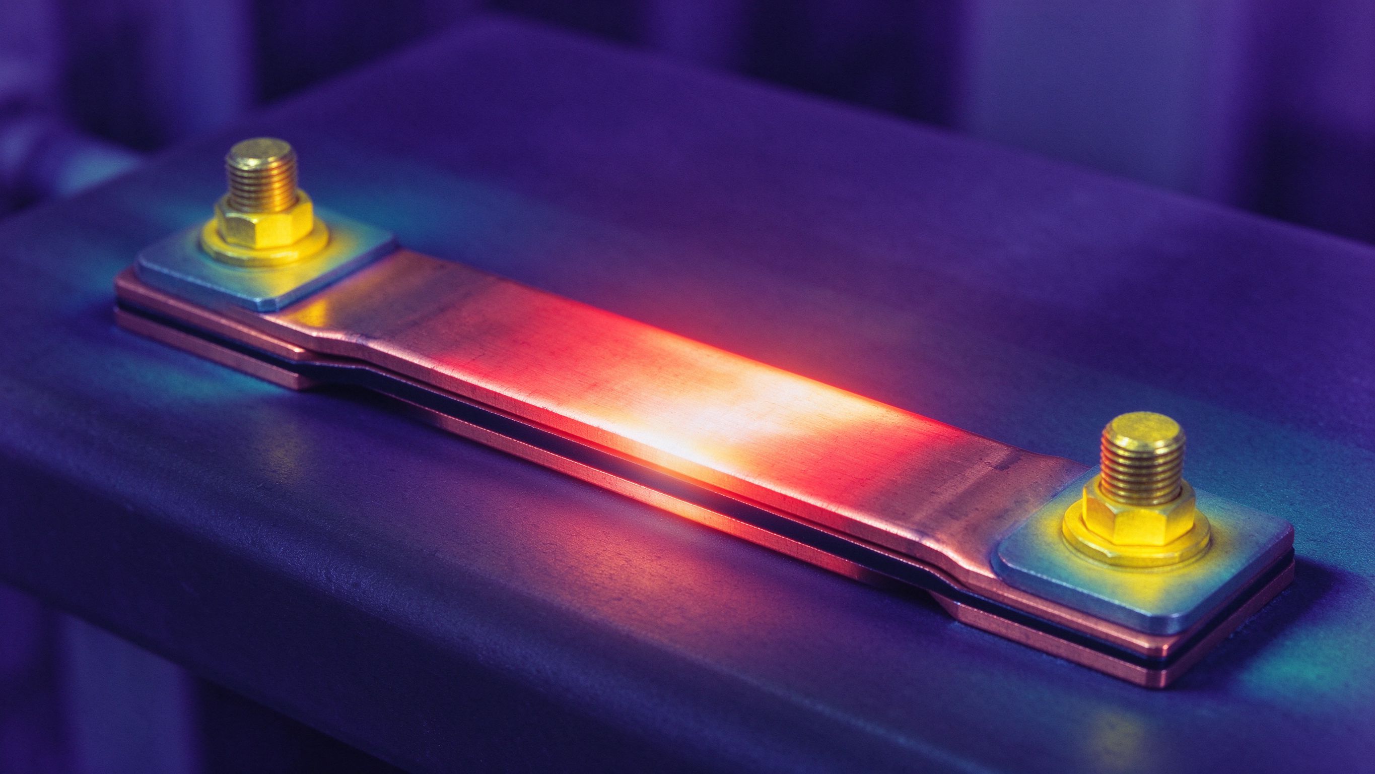 Thermal imaging of a current-carrying busbar