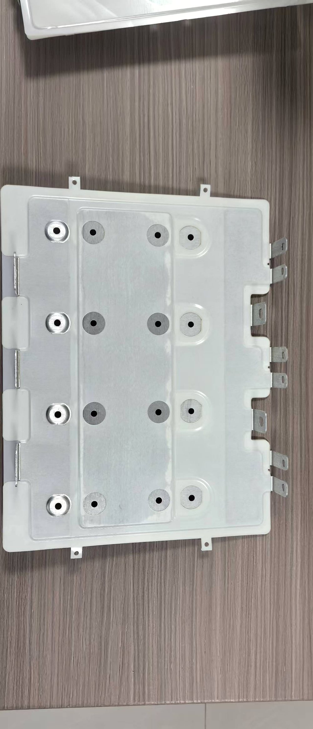 Laminated busbar for power electronics with side-mounted tab terminals